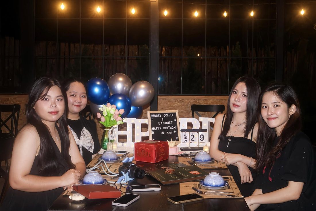 Nhóm bạn dự tiệc tại BiBuRy