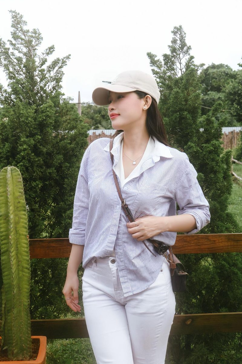 Khách check in bên hàng thông xanh