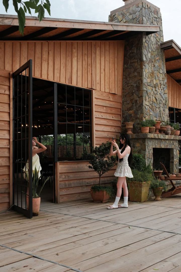 Nhà gỗ kiểu Bắc Âu và lò sưởi đá tại BiBuRy